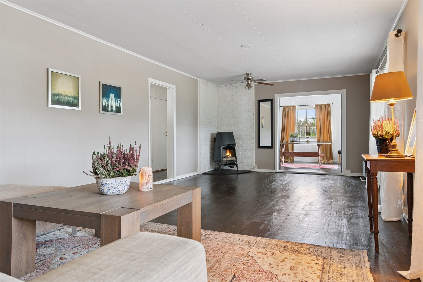 En vedovn gir ekstra varme, og det er en åpen passasje videre til spisestuen. Galleribilde