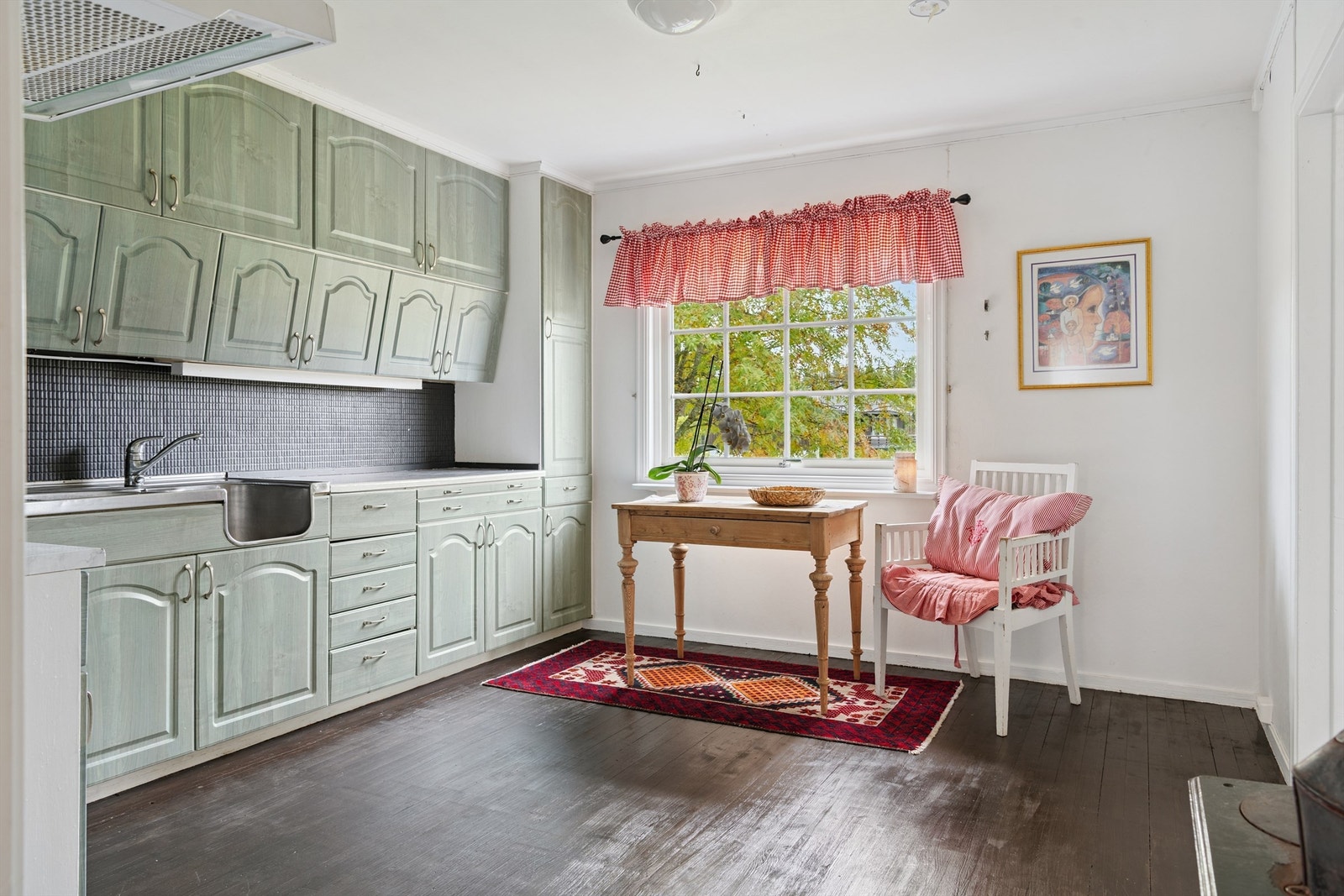 Kjøkkenet har en sjarmerende, plassbygd vinkelinnredning med fornyede fronter. Galleribilde