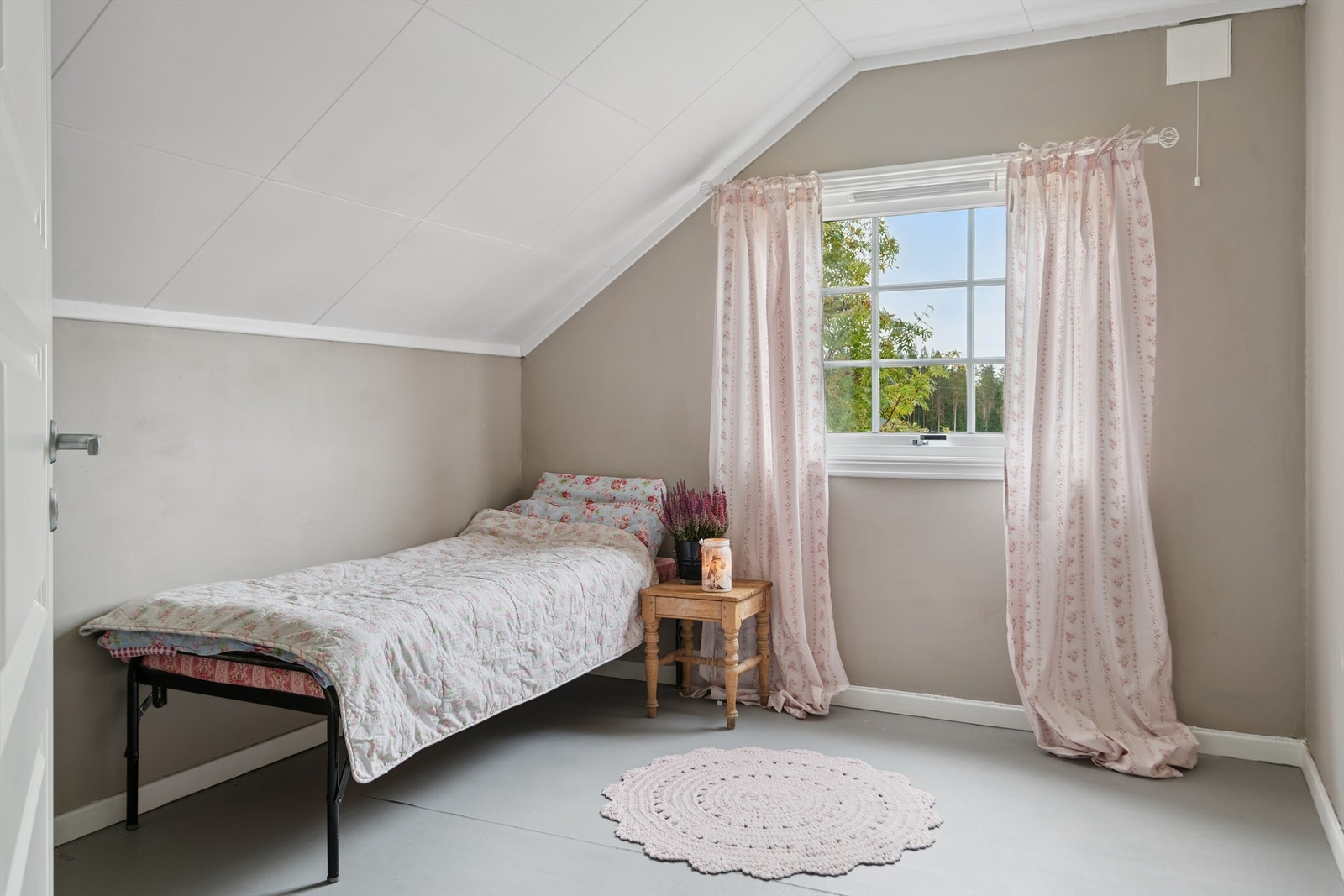 Det andre soverommet har god plass til seng og oppbevaringsmøbler. Galleribilde