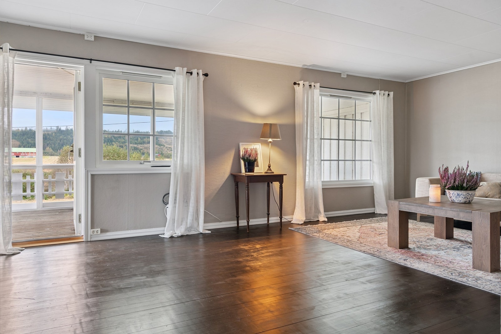 Fra stuen er det direkte utgang til den store, delvis overbygde terrassen. Galleribilde