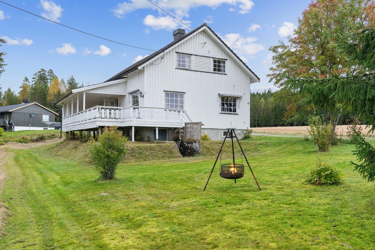 Boligen har en klassisk fasade med tømmermannspanel og taktekking av betongtakstein. Galleribilde