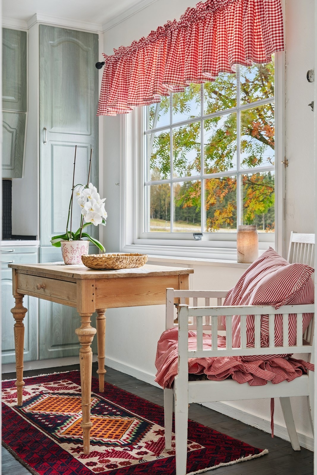 En hyggelig spiseplass ved vinduet gir utsikt over hagen og landskapet. Galleribilde