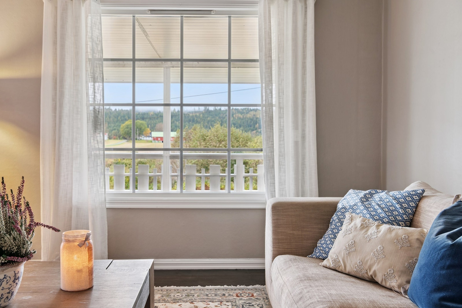 Vinduene med 2-lags isolerglass og innbakte sprosser gir godt med lys og utsyn. Galleribilde