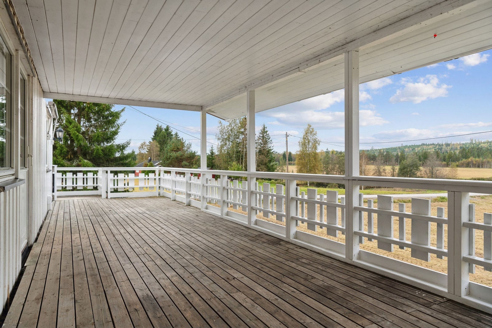 Den romslige terrassen på 35 m² er delvis overbygget og har trapp ned til hagen. Galleribilde