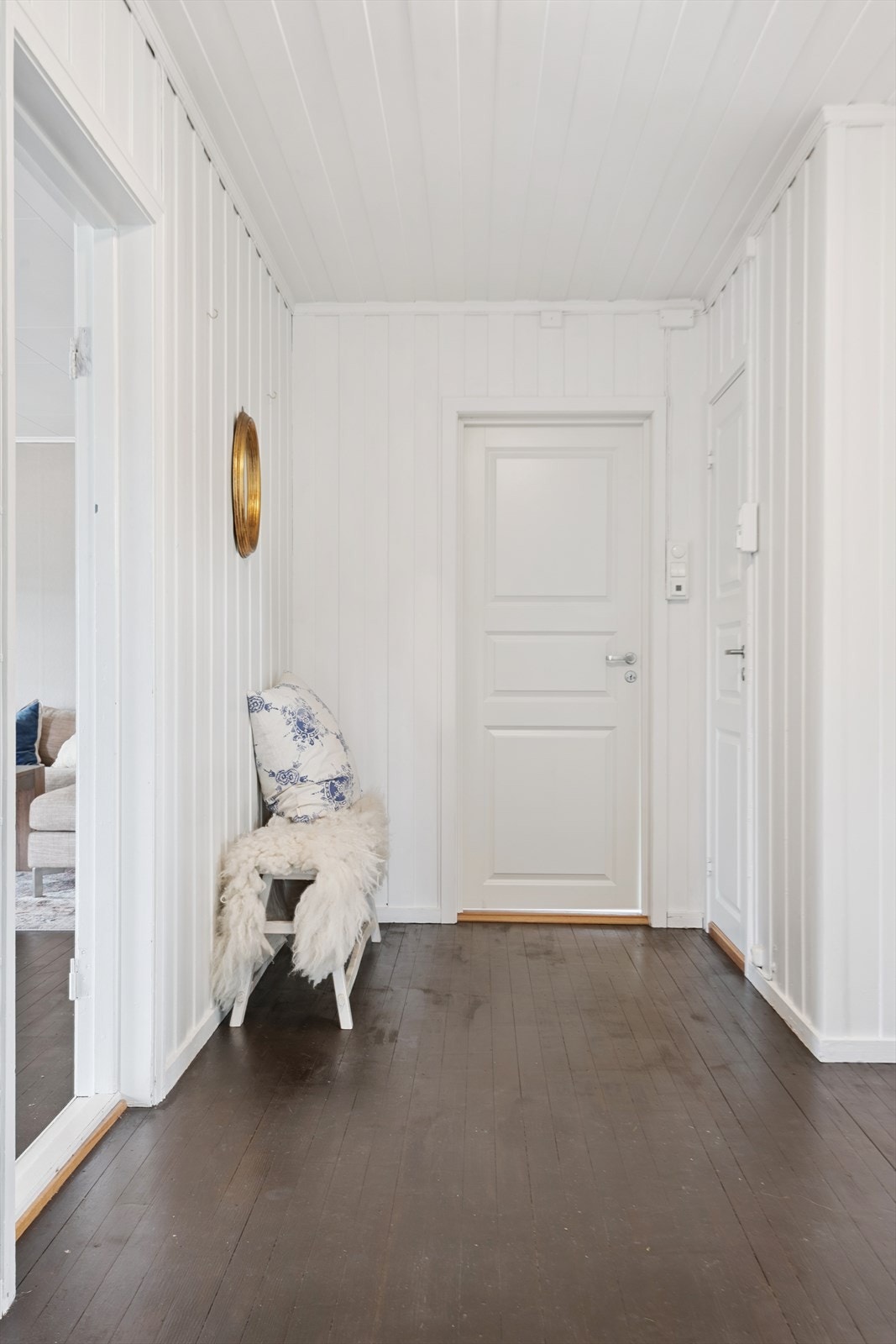 Gangen fortsetter innover og gir tilgang til et praktisk kott og boligens øvrige rom. Galleribilde