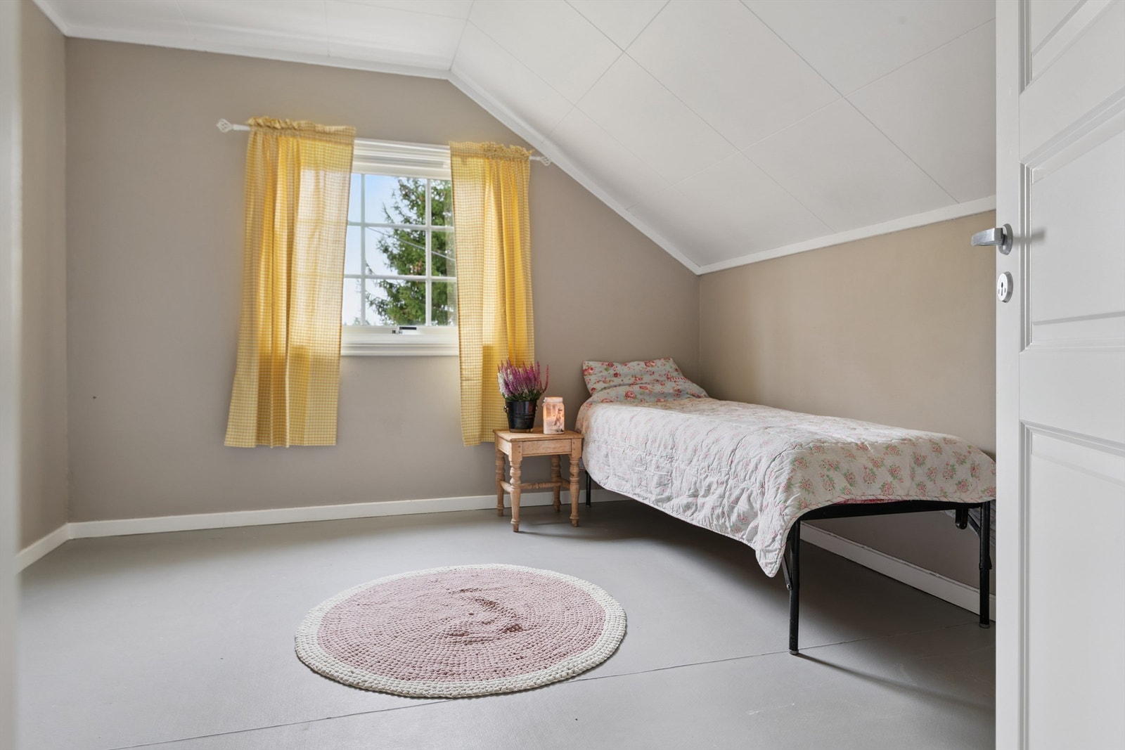 Også det tredje soverommet er av god størrelse, med malte plater på veggene. Galleribilde