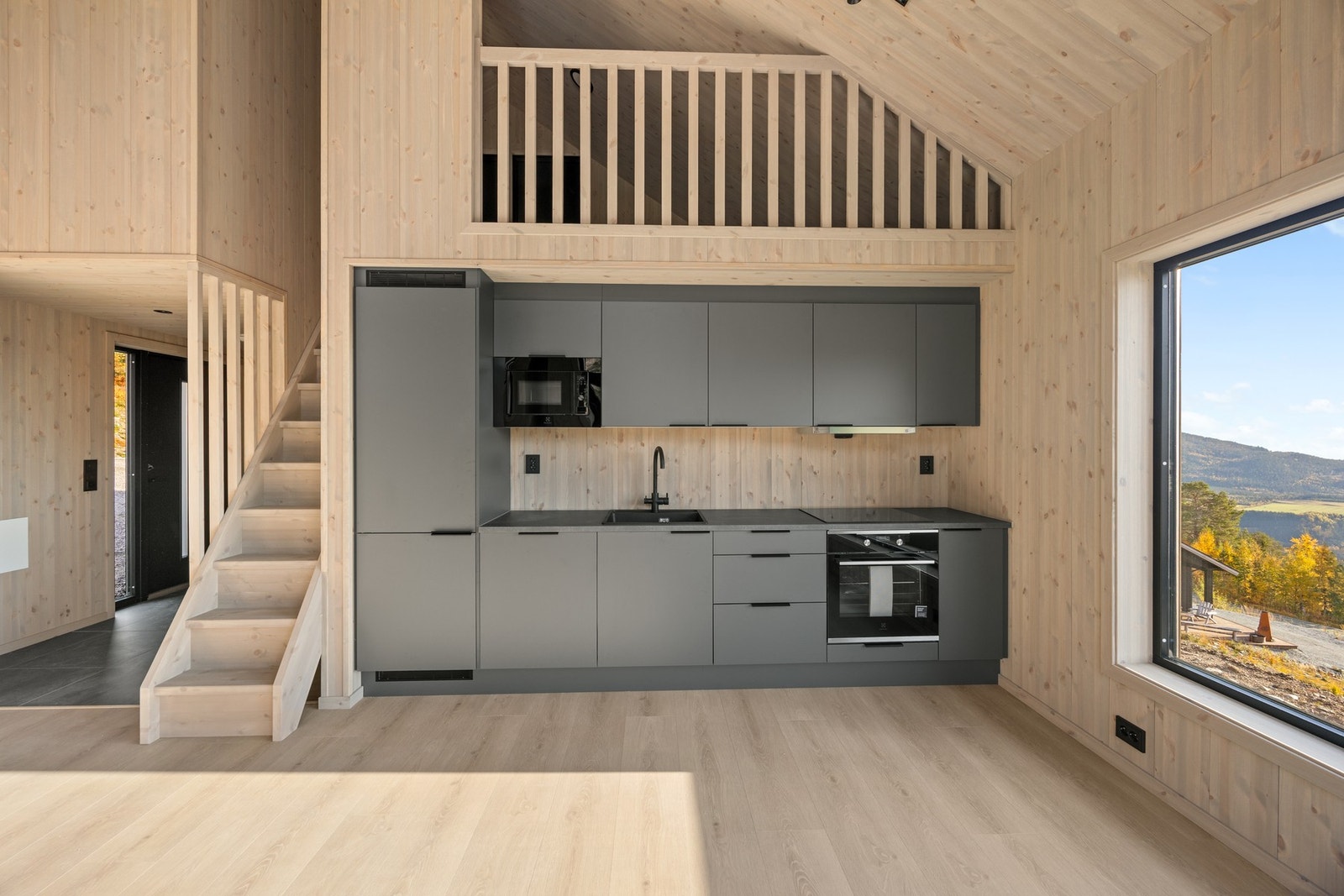 Innredningen er fra Sigdal med frontene "Vidde granitt" Galleribilde