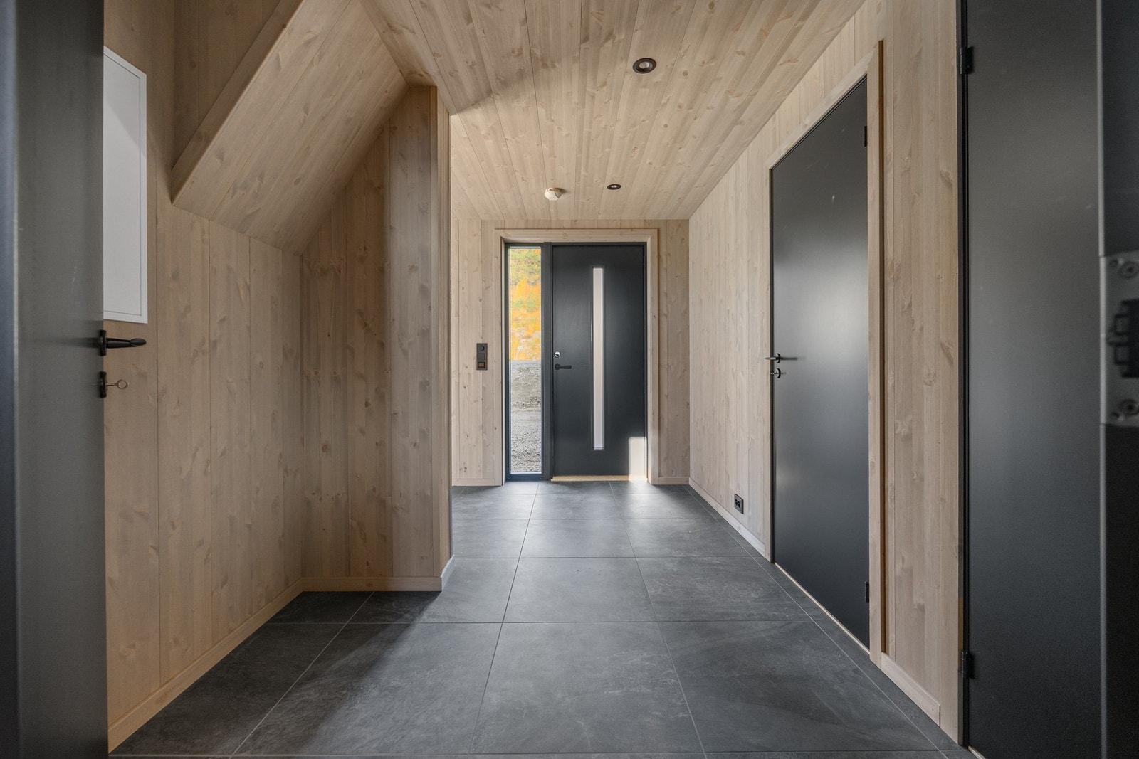 Gangen har flislagt gulv med varme, samt downlights i taket. Galleribilde