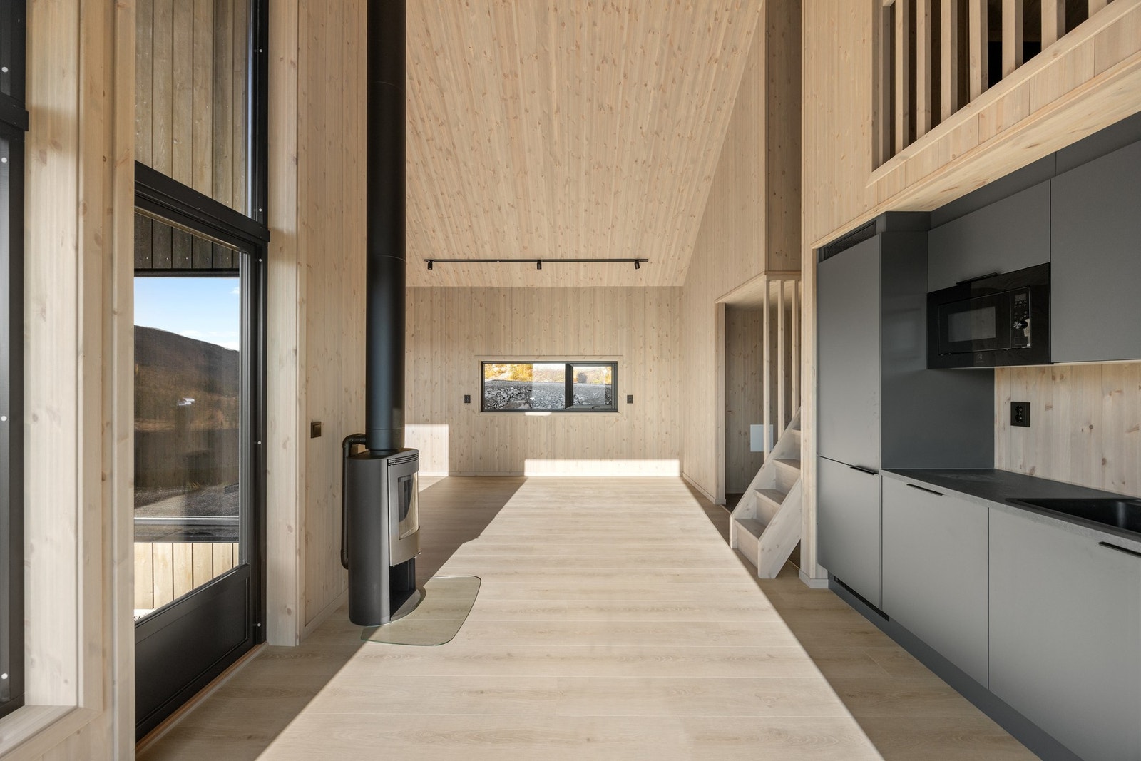 Panelet som går fra vegg og oppover taket gir en lekker helhet! Galleribilde