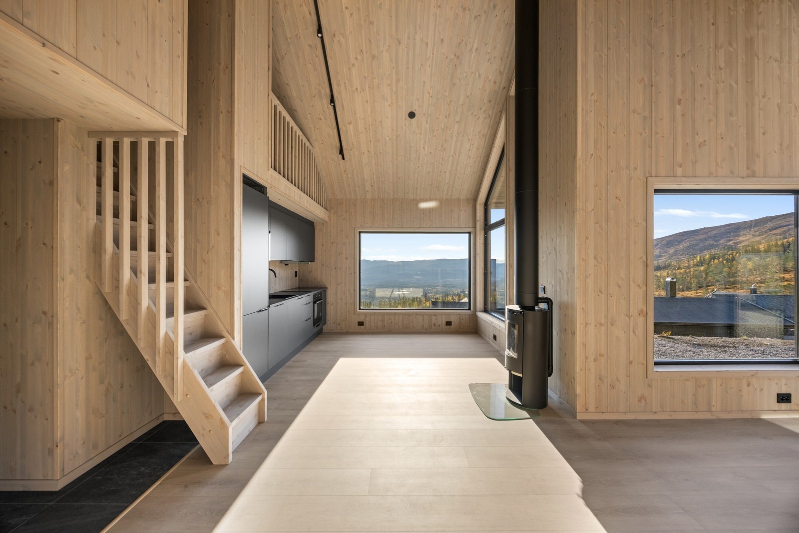 De sorte vinduskarmene tas igjen i sorte detaljer som lysskinne, stikkontakter og dører. Galleribilde