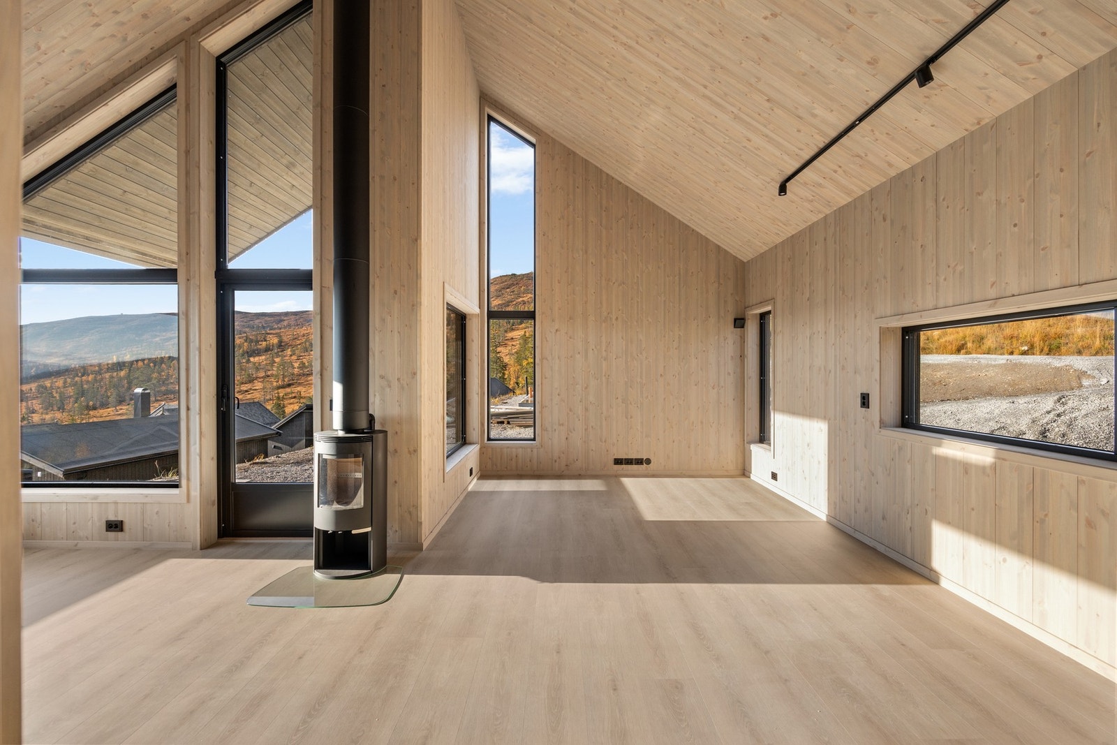 Stue/kjøkken - ca 33 kvm. Det er god plass til sofa og spisestue, slik at hele familien kan være sammen! Galleribilde