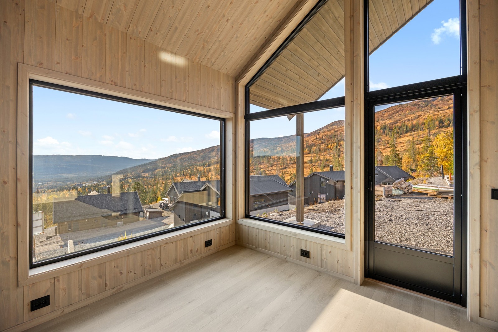 Fra kjøkkenet er det dør ut til uteområde. Galleribilde