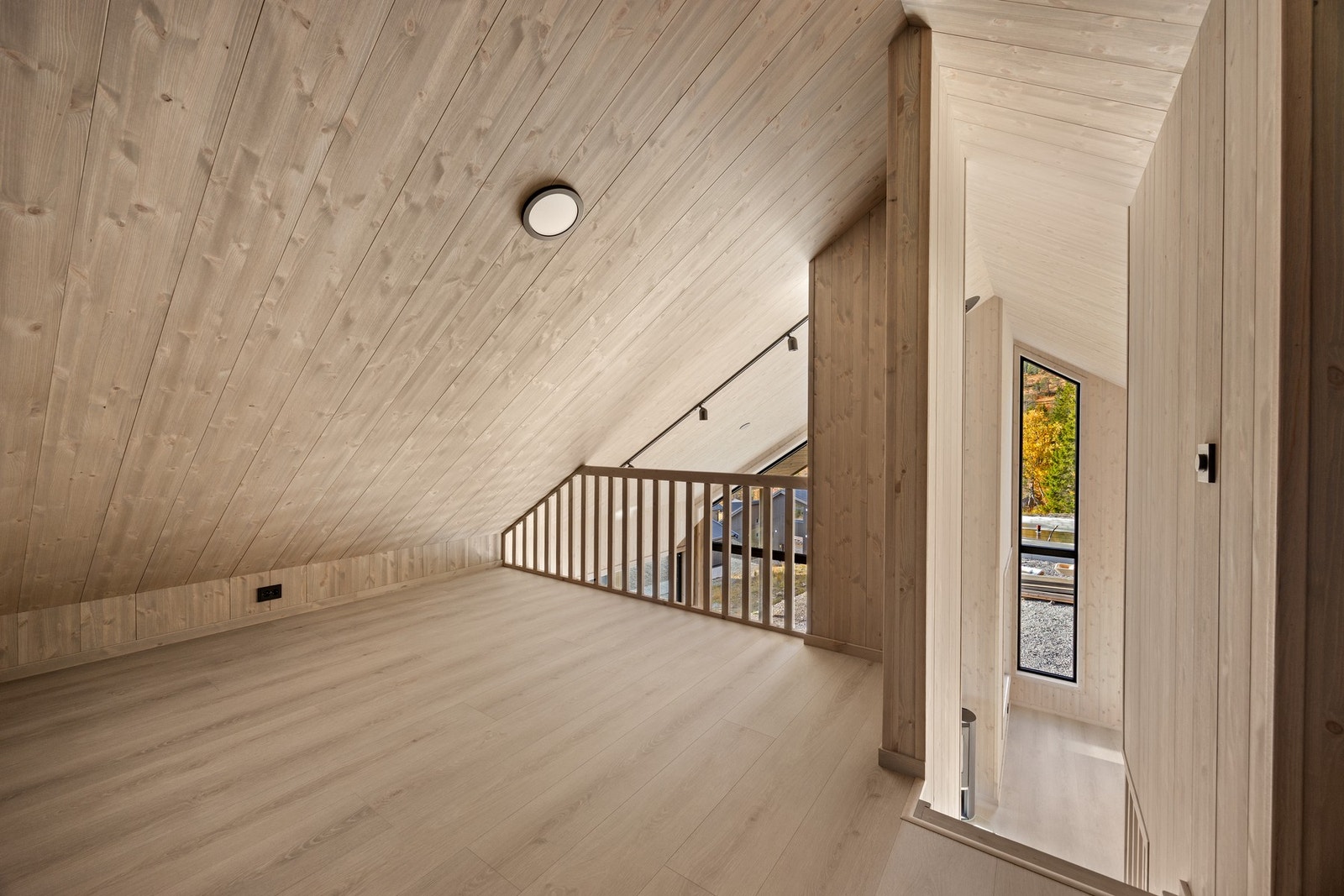 Loftet er innredet med loftstue, bod og to soverom Galleribilde