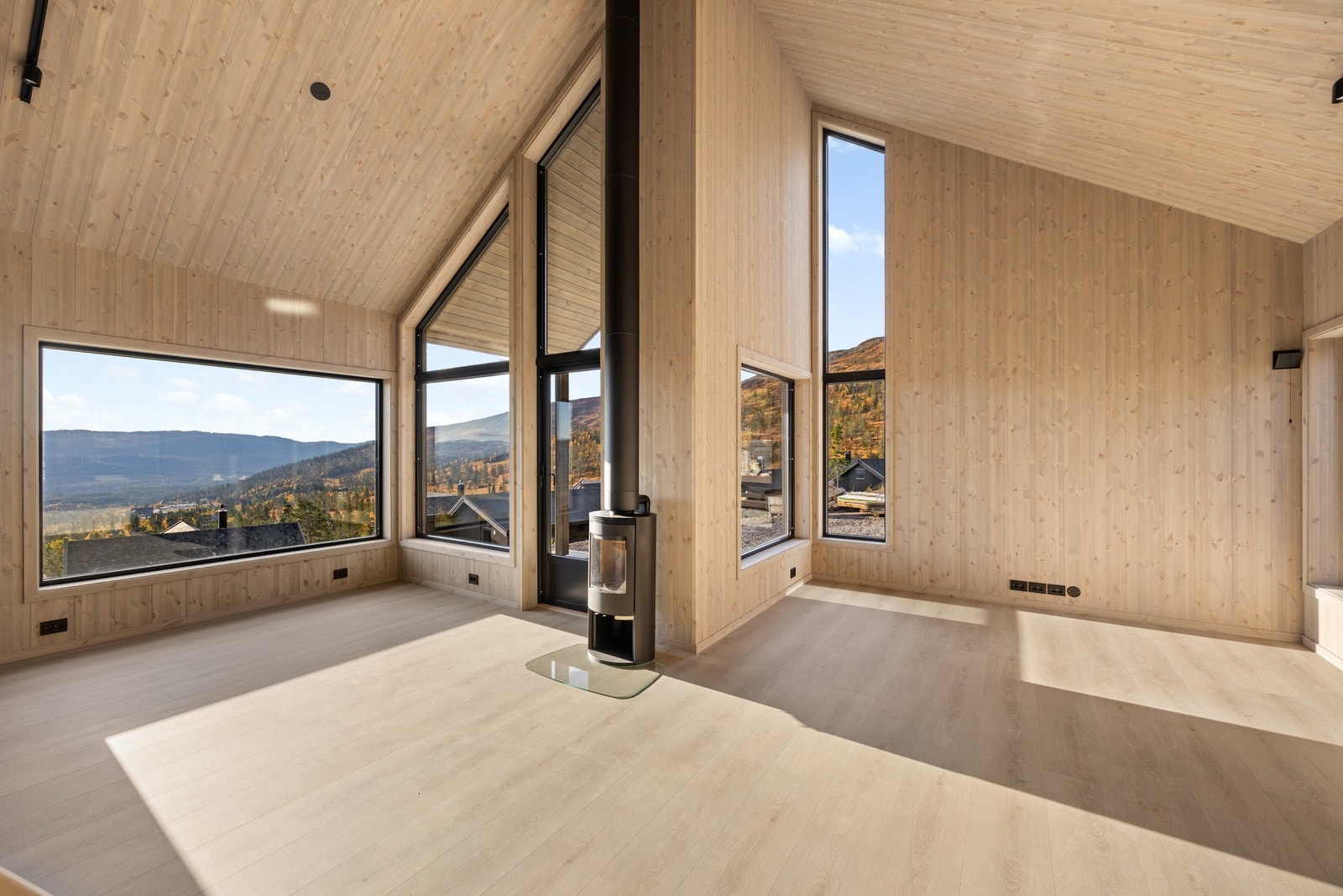 Generøse vindusflater lar den vakre utsikten stå i fokus - ett levende bilde som endrer seg med årstidene! Galleribilde