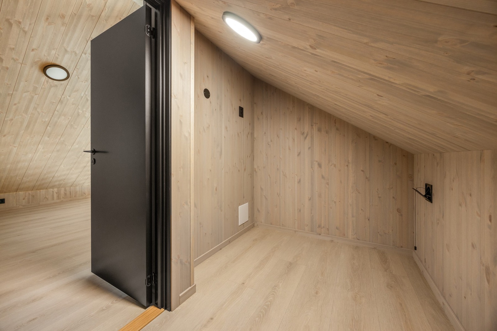 Bod er utstyrt med tekniske installasjoner bak panel (vann- og avløpsledninger) som gjør det enkelt å montere toalett og vask ved ønske om det. Galleribilde