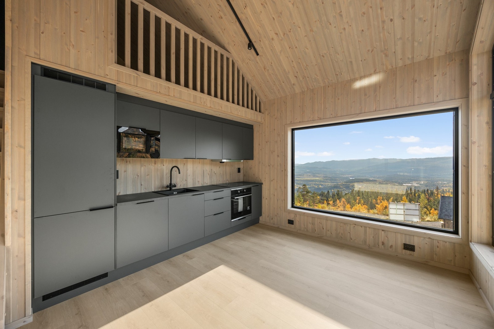 Lekker kjøkkeninnredning med integrerte hvitevarer. Galleribilde