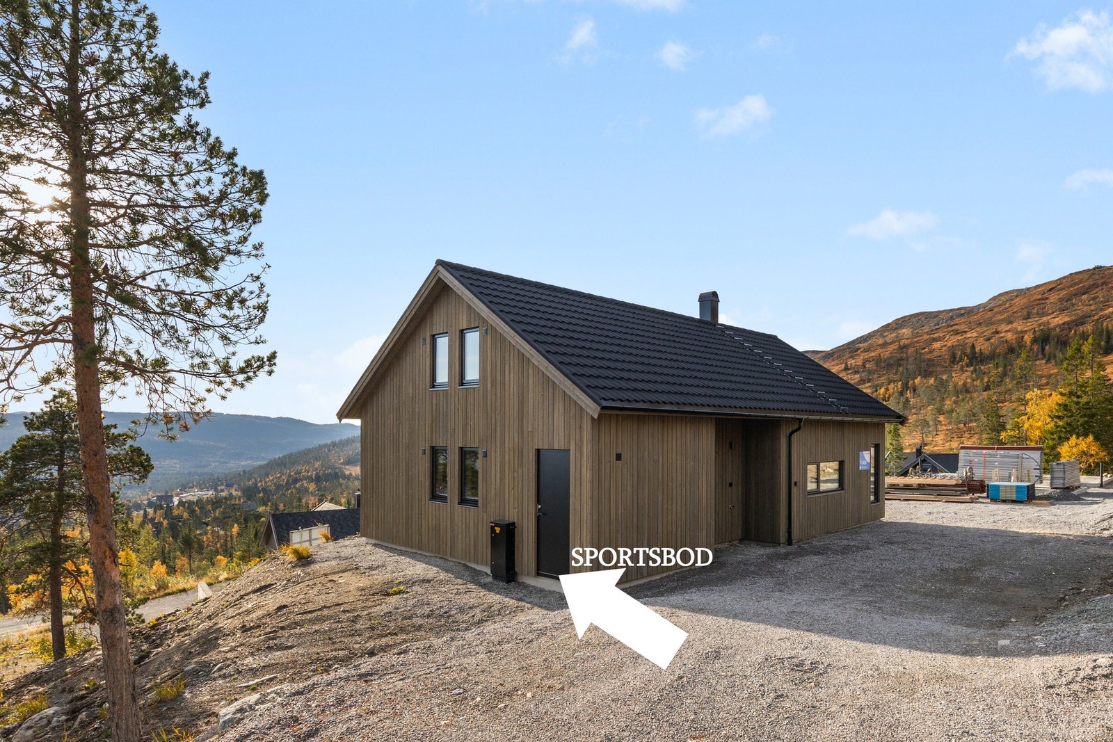 Det er også sportsbod, praktisk for oppbevaring av ski og utstyr for en aktiv livsstil på hytta! Galleribilde