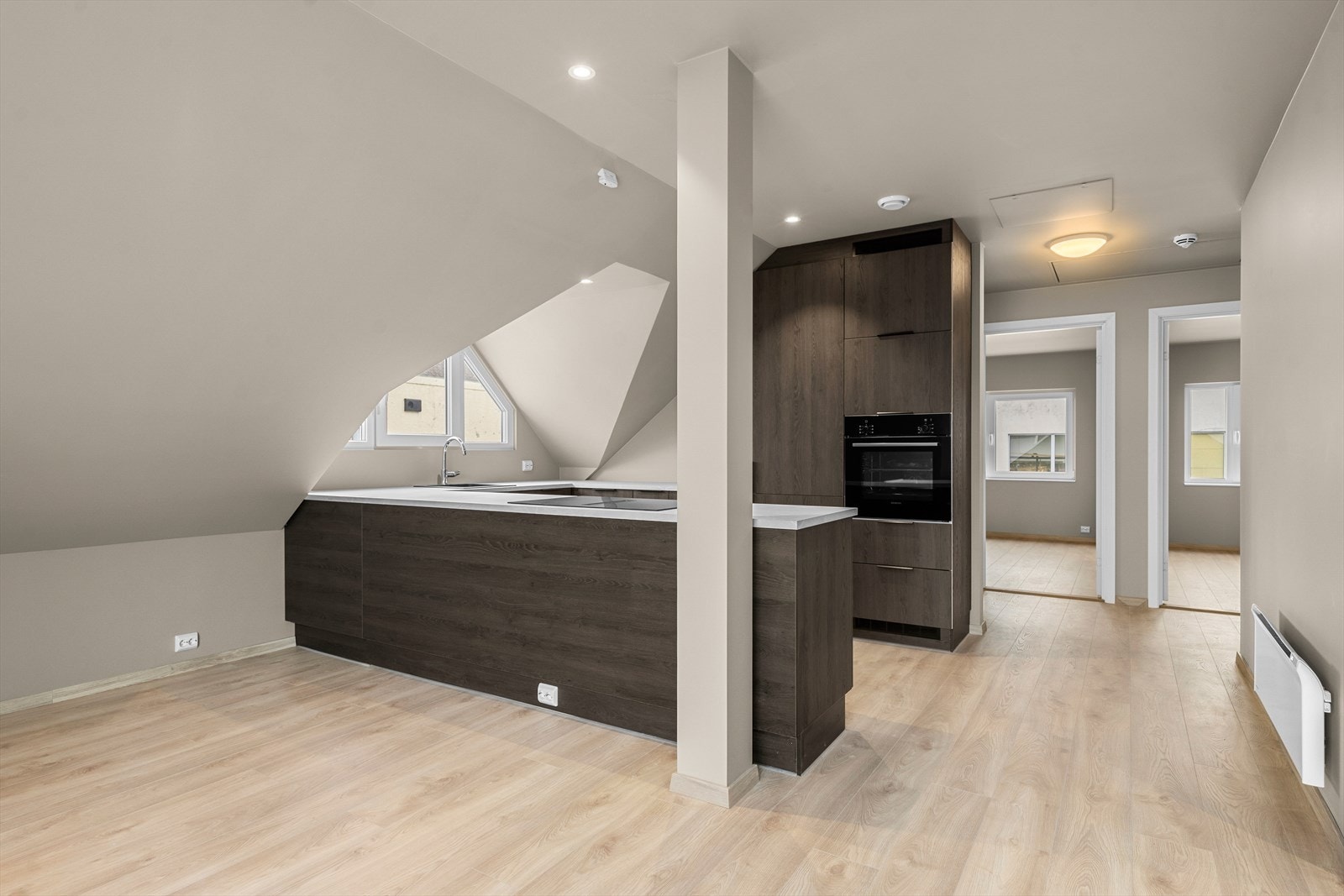 Kjøkkenet har innredning fra HTH med integrerte hvitevarer Galleribilde