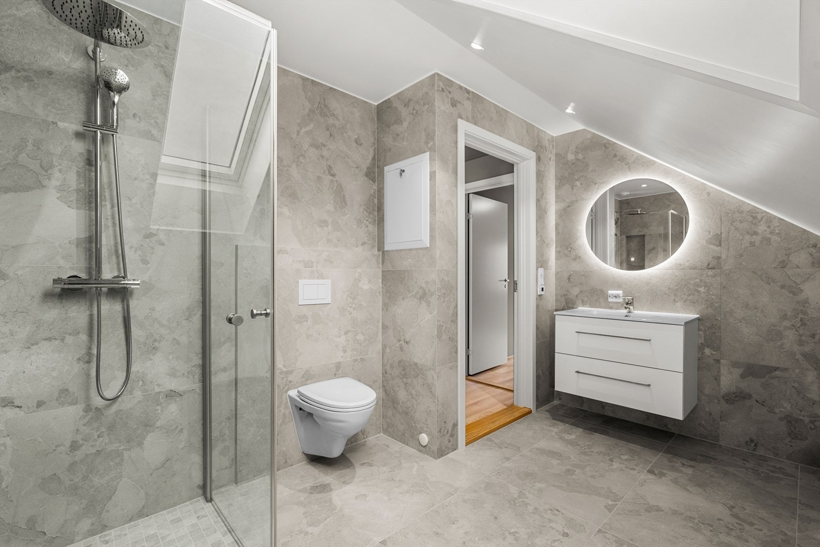 Delikat, flislagt bad. Rommet har 60x120 flis på vegg og gulv Galleribilde