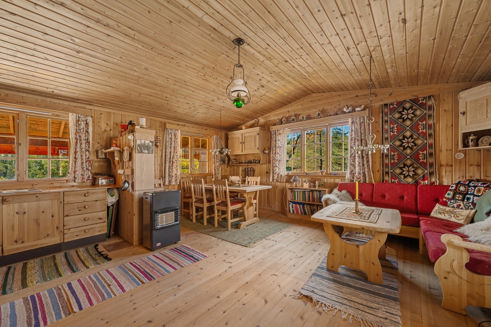 Plass for både spisebord og sofagruppe i stua. Galleribilde