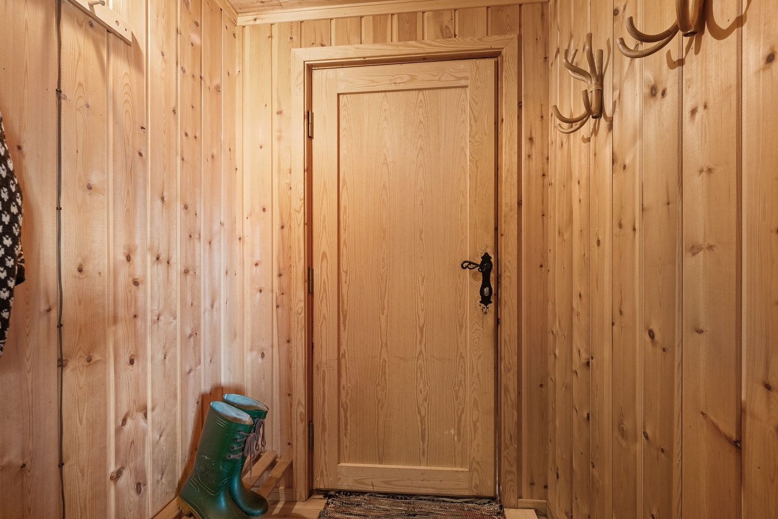 Entre med plass til å henge fra seg yttertøy og sko. Galleribilde