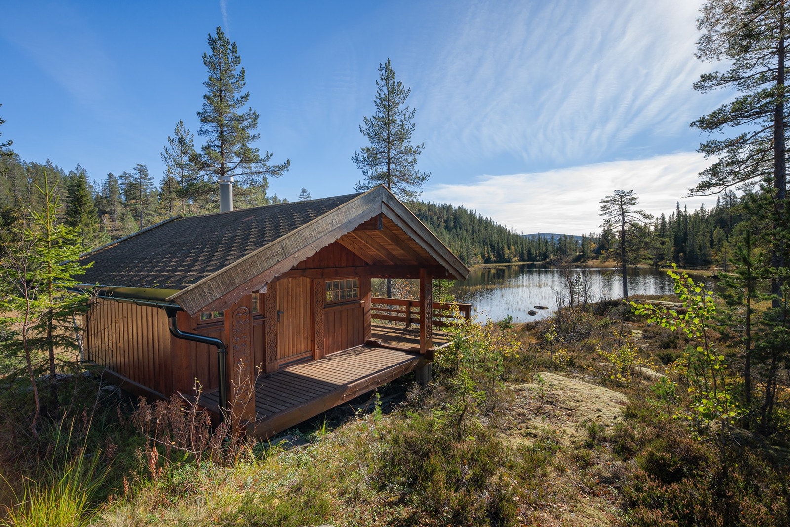 For storfamilien eller gjester er det et frittliggende isolert anneks med plass til både seng og sofagruppe. Galleribilde