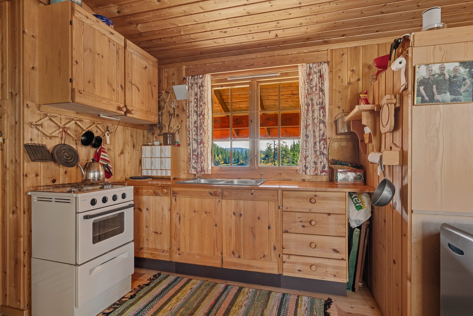 Kjøkken med god skap- og benkeplass. Galleribilde