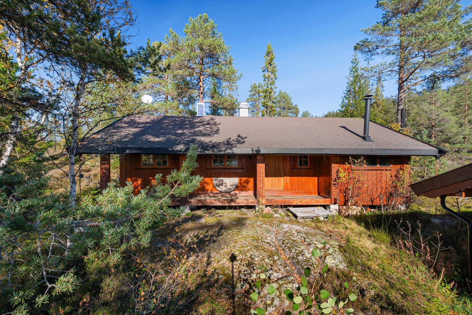 Sjarmerende hytte på stor selveid tomt og meget usjenert beliggenhet. Galleribilde