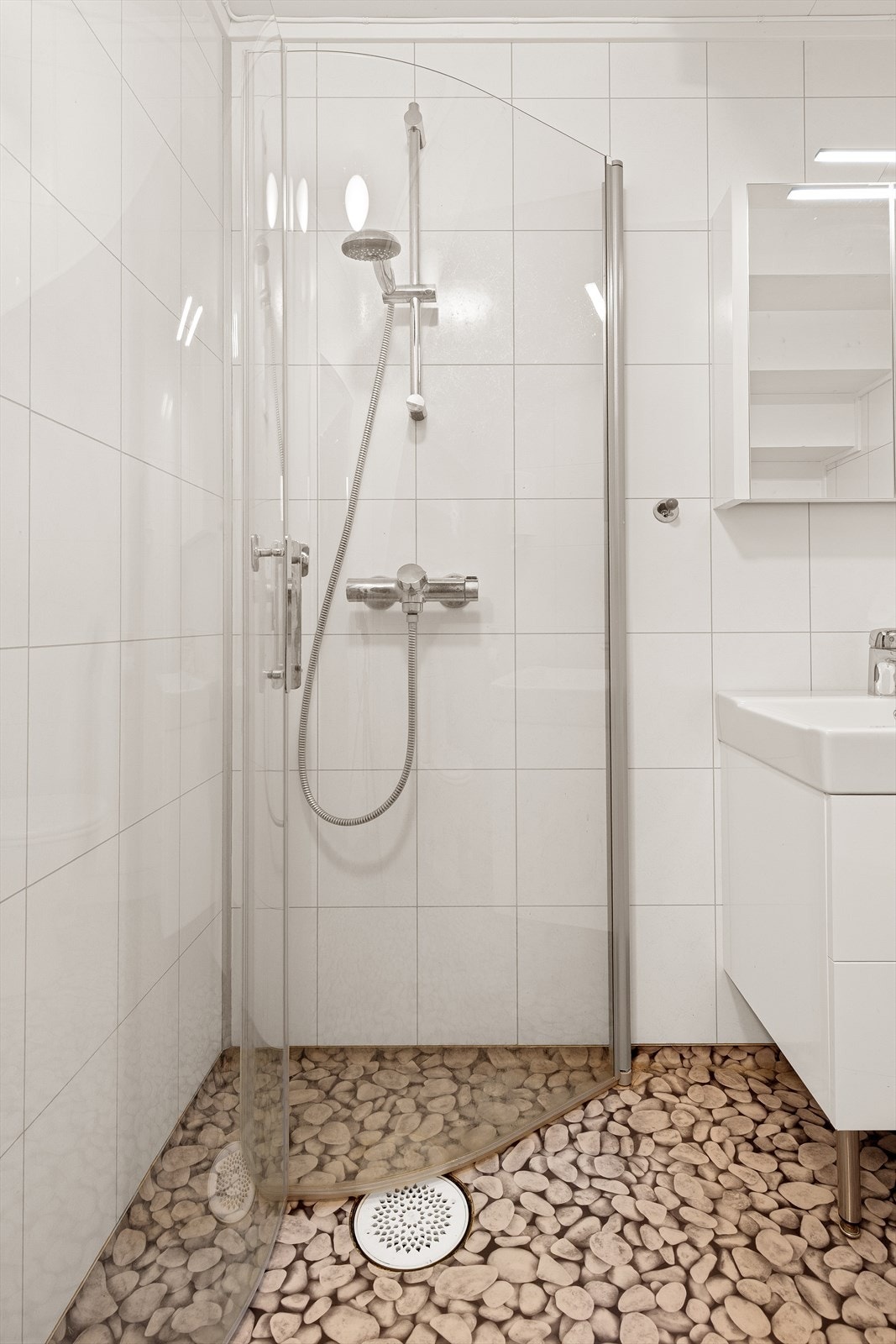 Bad med dusj på vegg med dusjvegger Galleribilde