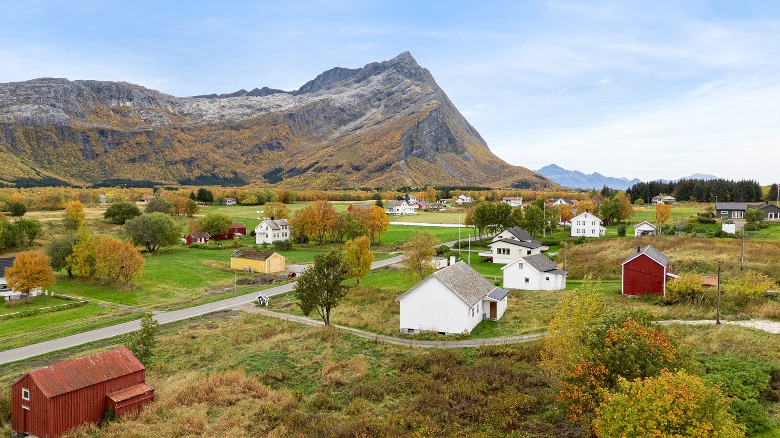 Sandhornøya byr på vakre turmuligheter, inkludert den populære toppturen til Sandhornet (993 moh) som man kan se i bakgrunnen. Galleribilde