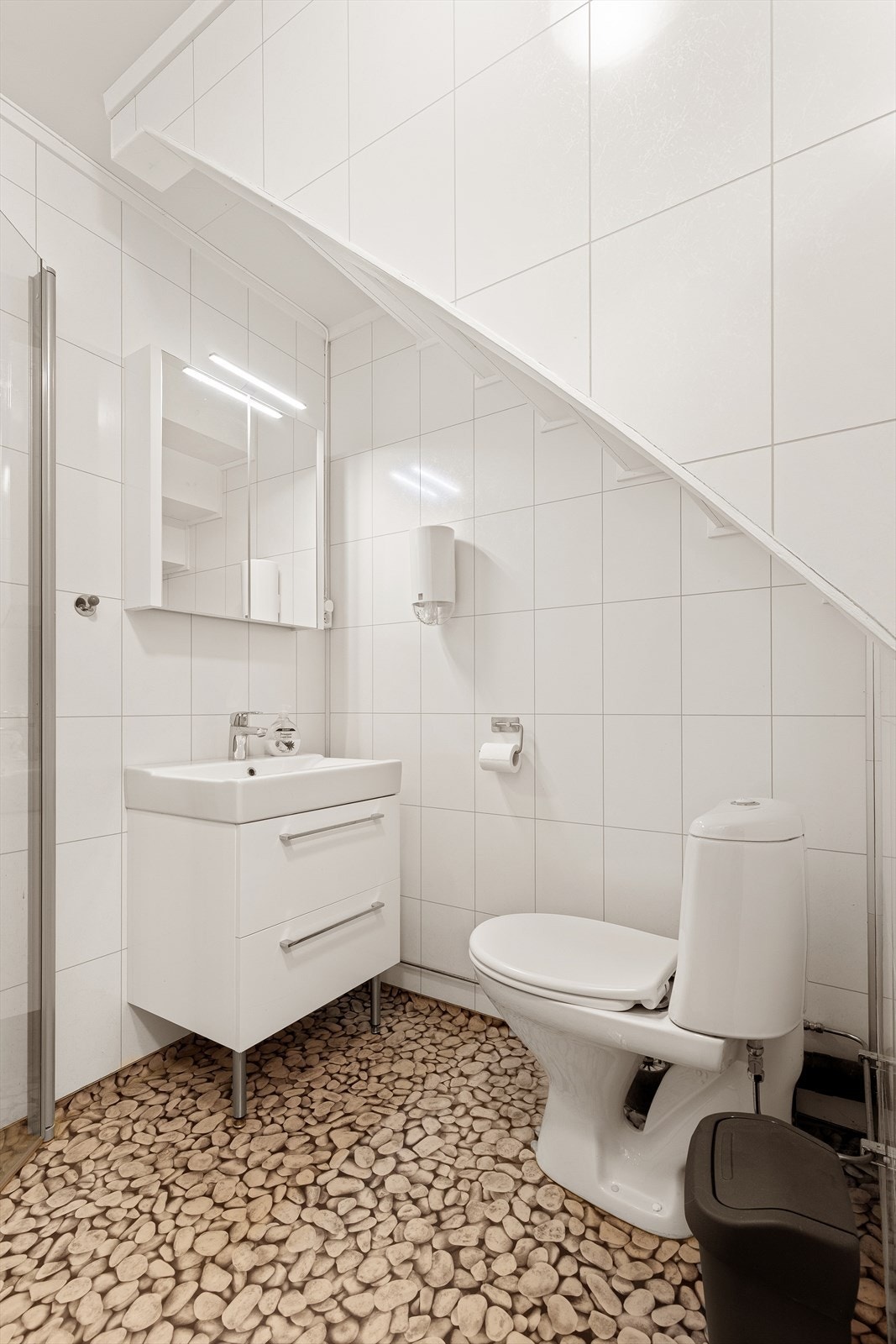 Belegg på gulv med gulvvarme og våtromsplater på vegger. Galleribilde