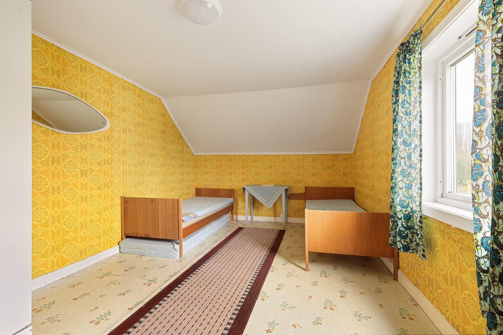 Enkelt soverom med plass til seng og oppbevaring. Galleribilde