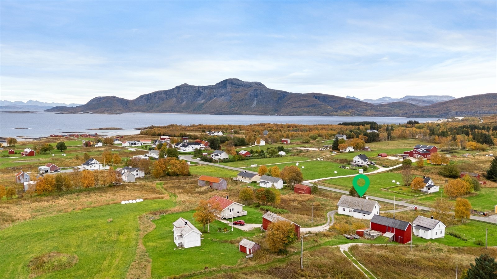 Boligen ligger i rolige omgivelser på Sandhornøy, med nærhet til vakre turmuligheter og sjøutsikt. Galleribilde