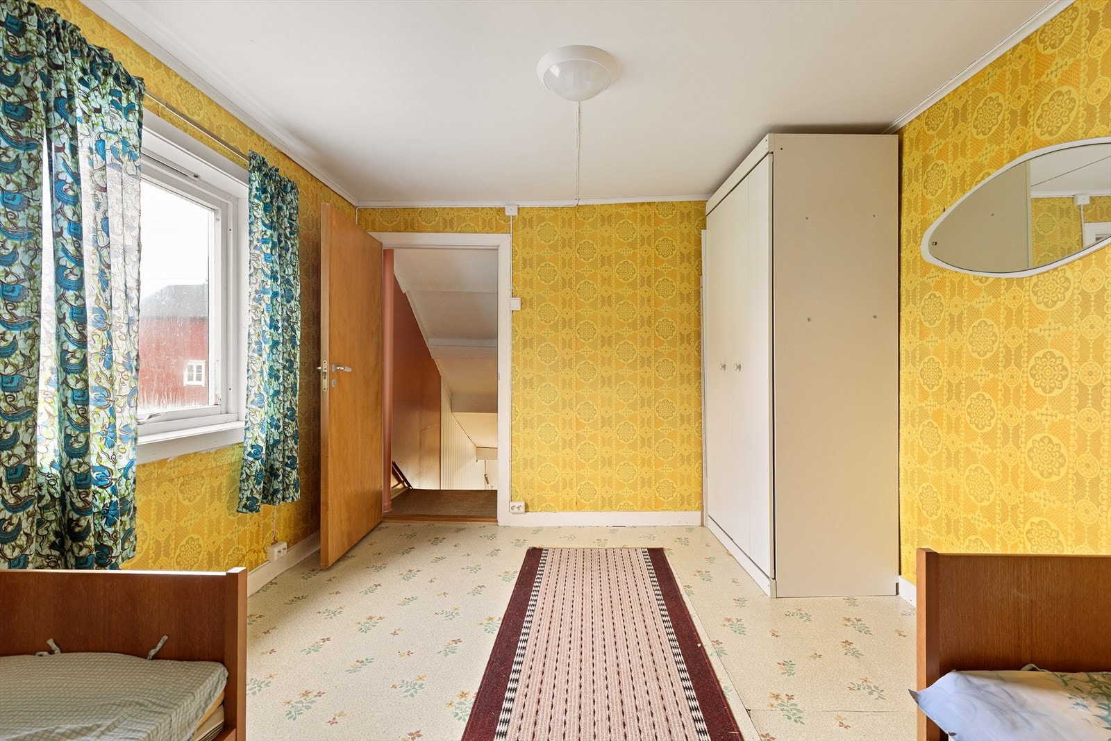 Soverom i 2.etasje med belegg på gulv og tapet på vegger. Galleribilde