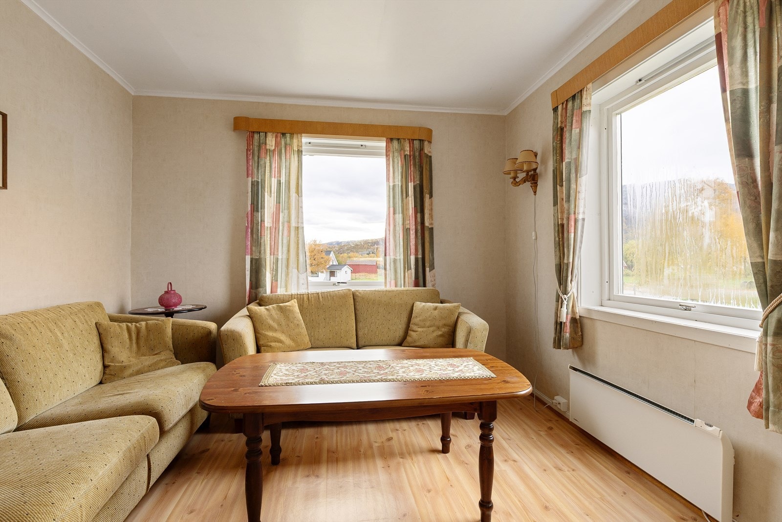 Stue med store vindusflater som gir god naturlig belysning. Galleribilde