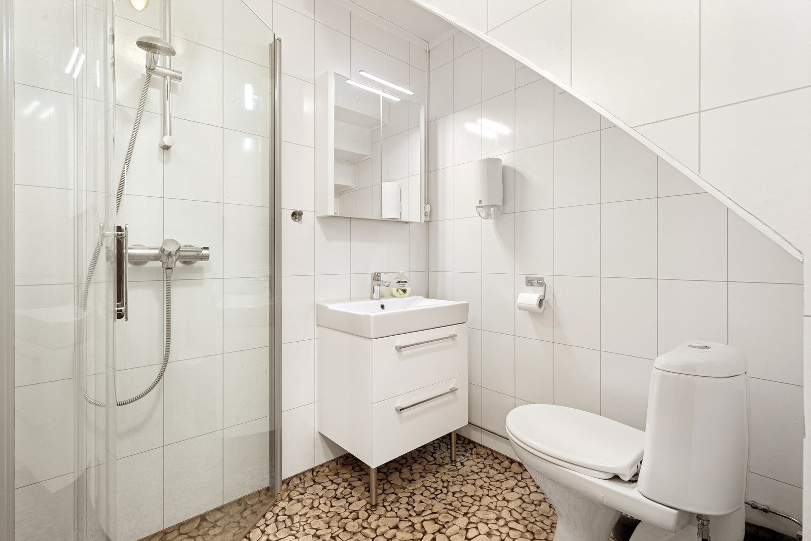 Wc og servant i servantskap. Galleribilde