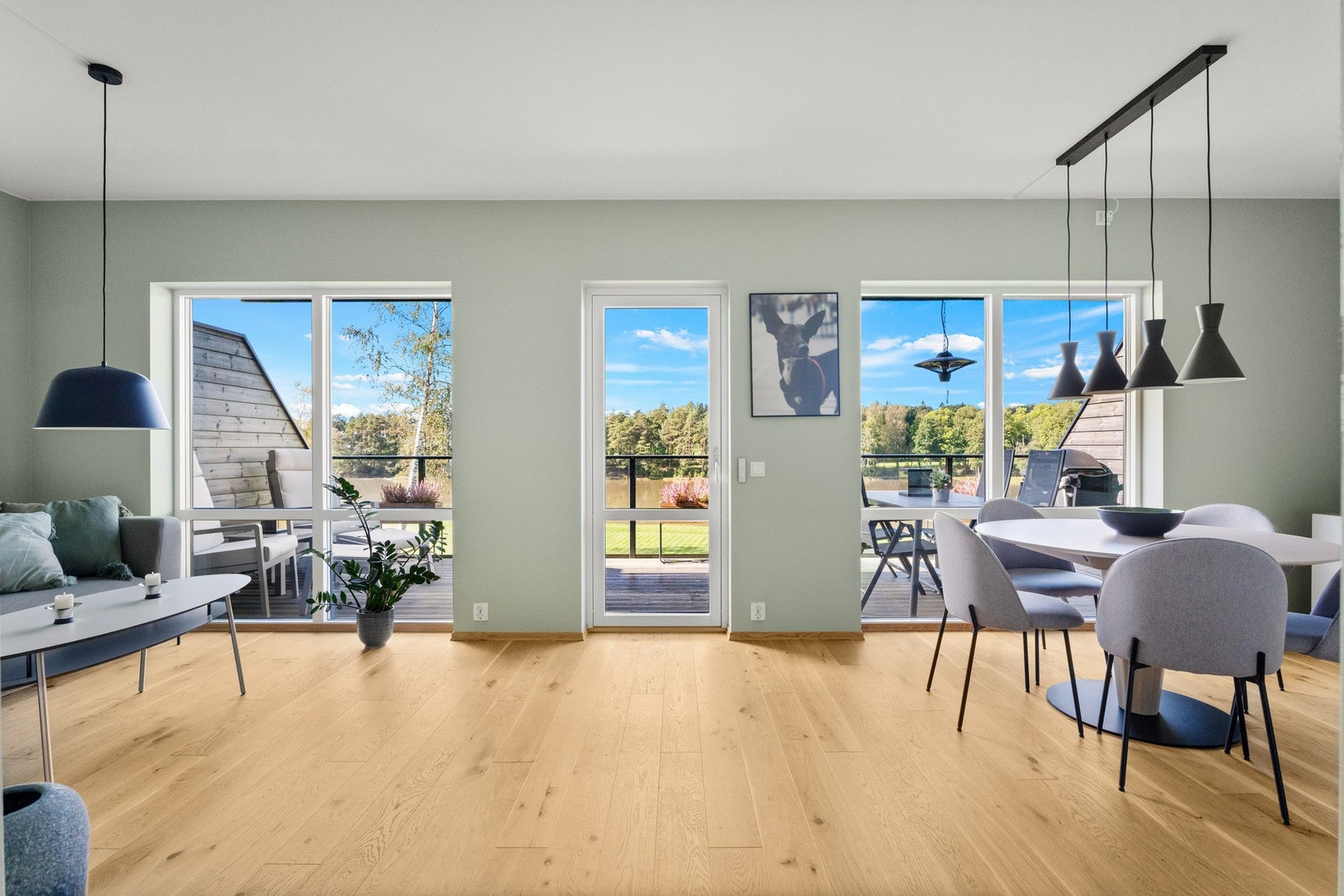 Her har du fin utsikt mot vest, ut over Glomma. Godt med naturlig lys. Vinduene har screens som solskjerming. Galleribilde