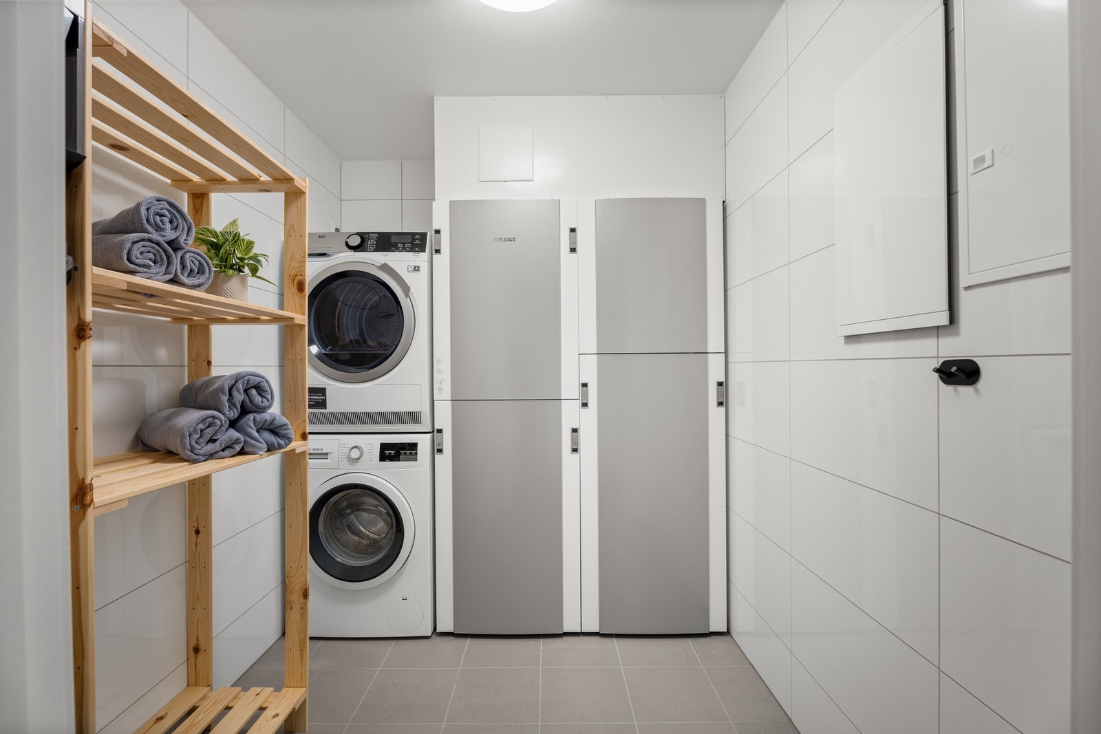 I leiligheten er det også et praktisk vaskerom med tekniske installasjoner for ventilasjon og vannbåren varme. Galleribilde