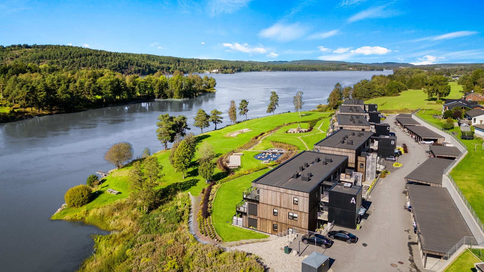Leiligheten har en flott beliggenhet med nærhet til Glomma. Det er gang/sykkelavstand til sentrum via Opsundbrua. Galleribilde