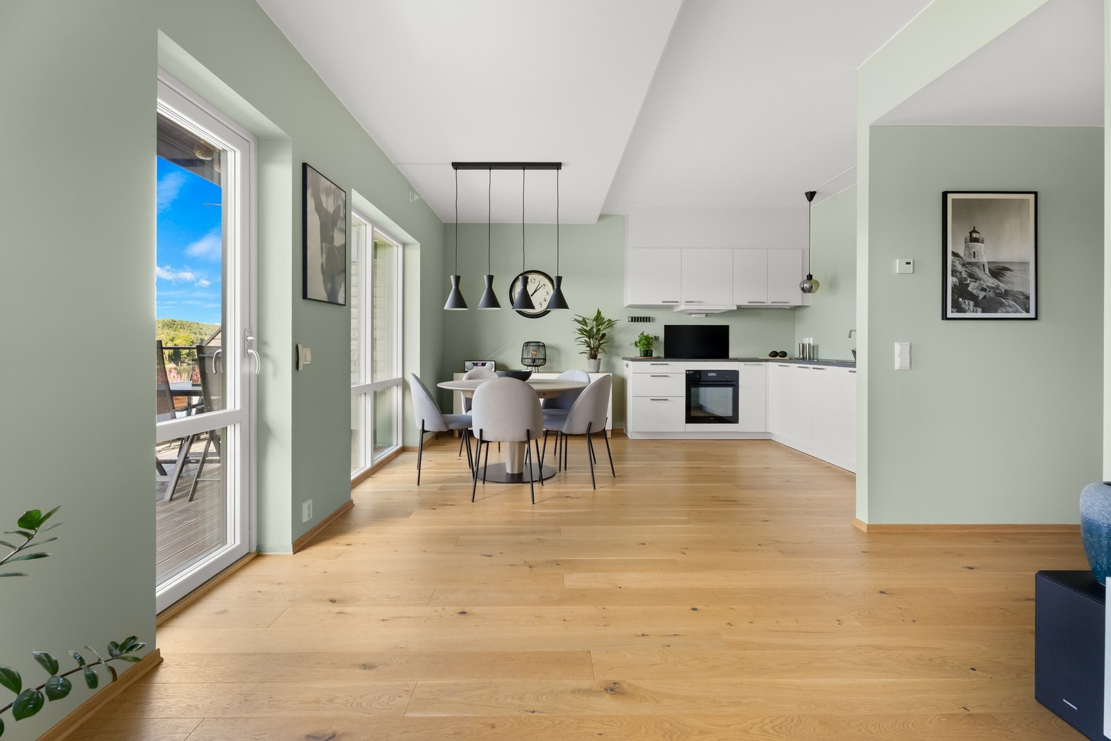 Stue og kjøkken er på ca. 28,5 kvadrat, med plass til spisebord. Galleribilde