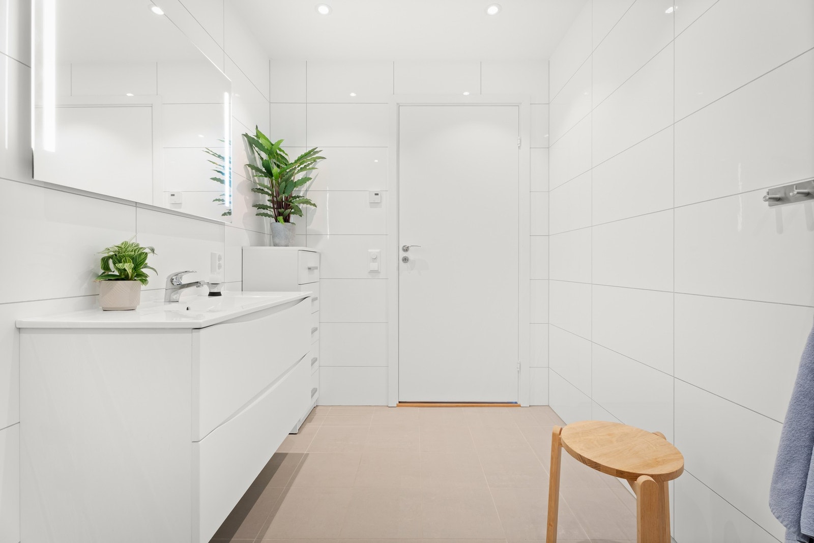 Badet har en fin baderomsinnredning med oppbevaring i skuffer under servant. Galleribilde