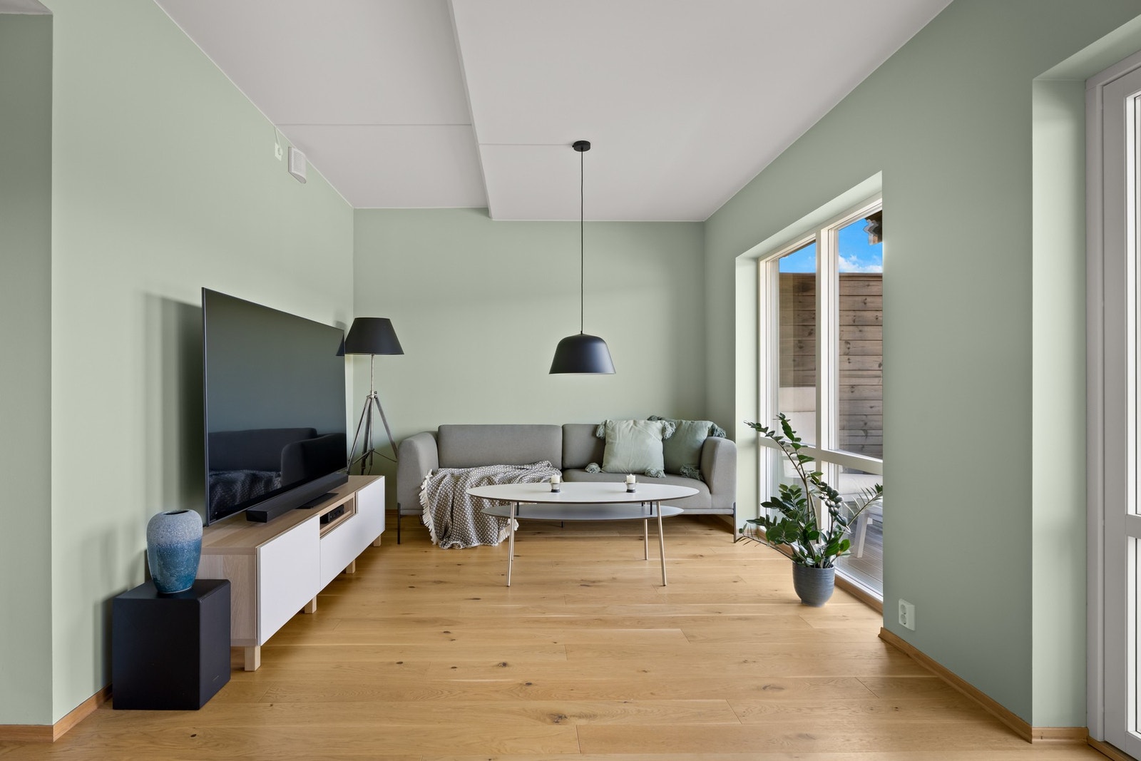 Fin stue med vestvendte vinduer. Leiligheten har vannbåren varme i gulvene. Galleribilde