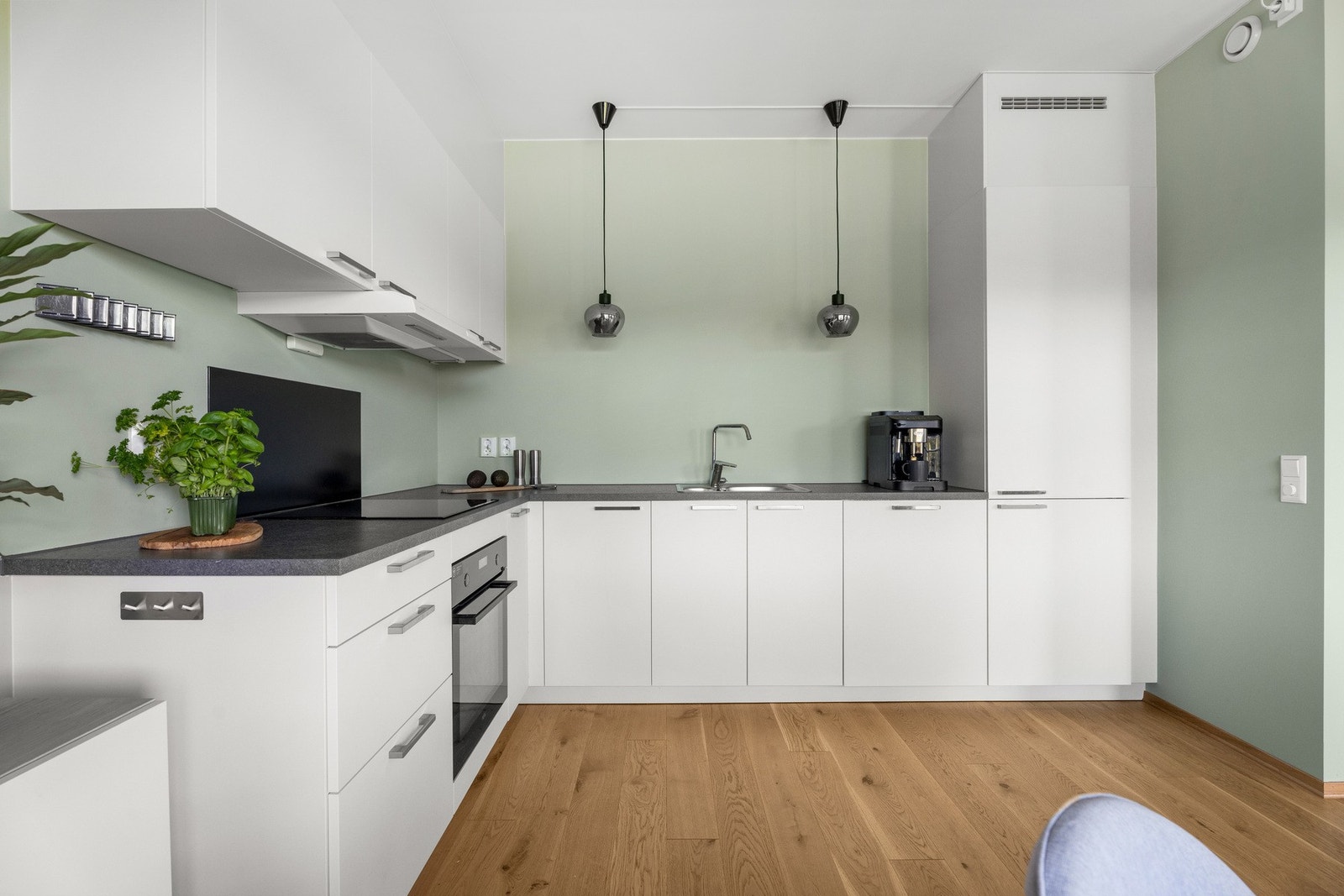 Hvitt kjøkken med integrerte hvitevarer. Galleribilde