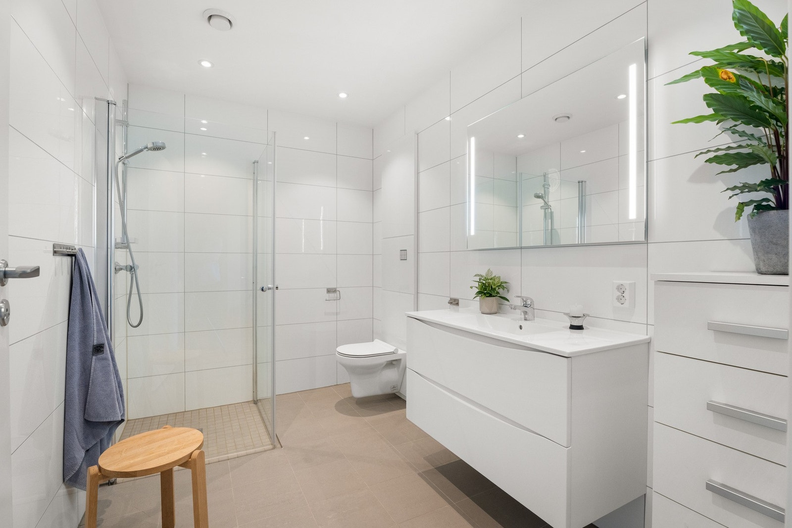 Flislagt bad på 5,9 kvadrat, med downlights i himlingen. Galleribilde