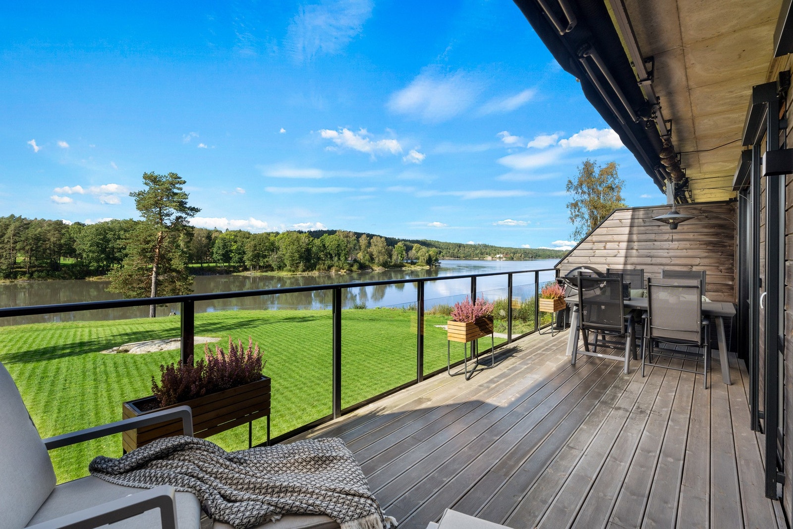 Leiligheten har en vestvendt uteplass på 20 kvadrat. Her har du gode solforhold og flott utsikt! Uteplassen har montert markise. Galleribilde