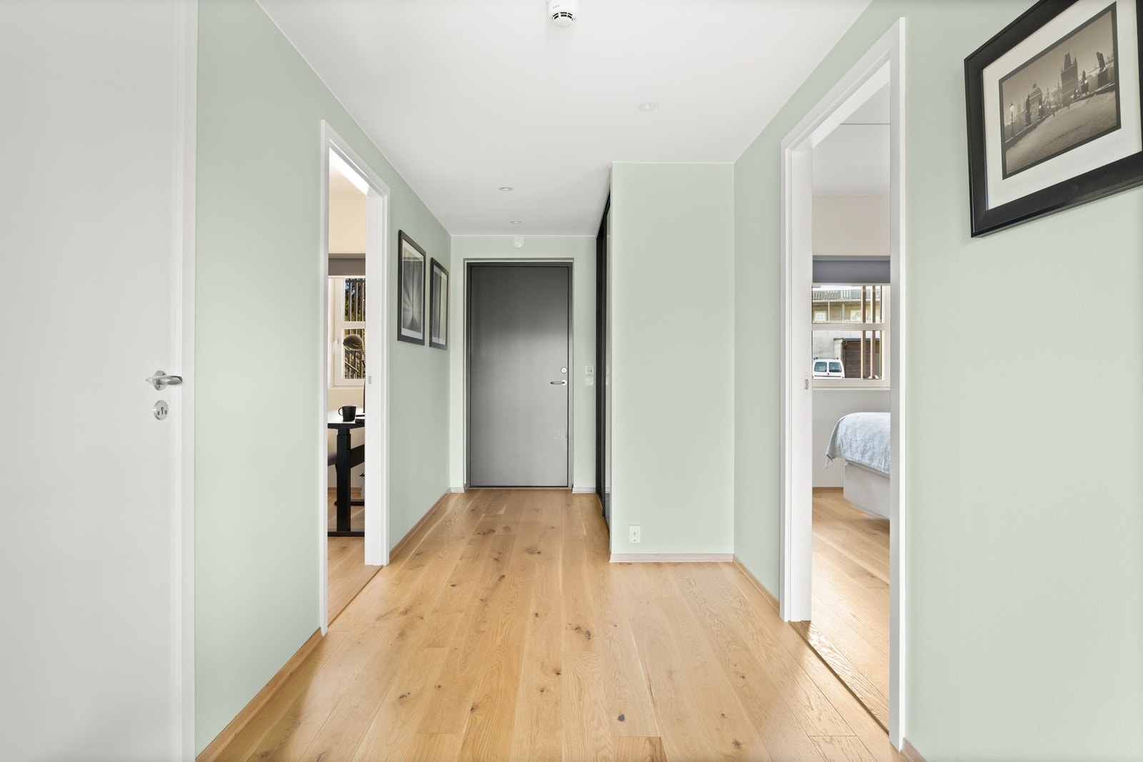 Det er vannbåren varme i alle gulv. Entréen har skyvedørsgarderobe. Galleribilde