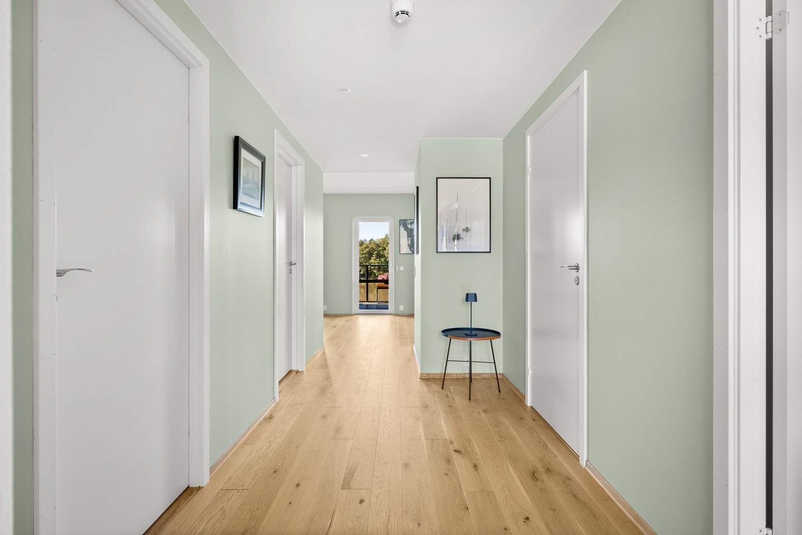 Leiligheten har en fin gang med downlights i himlingen. Galleribilde