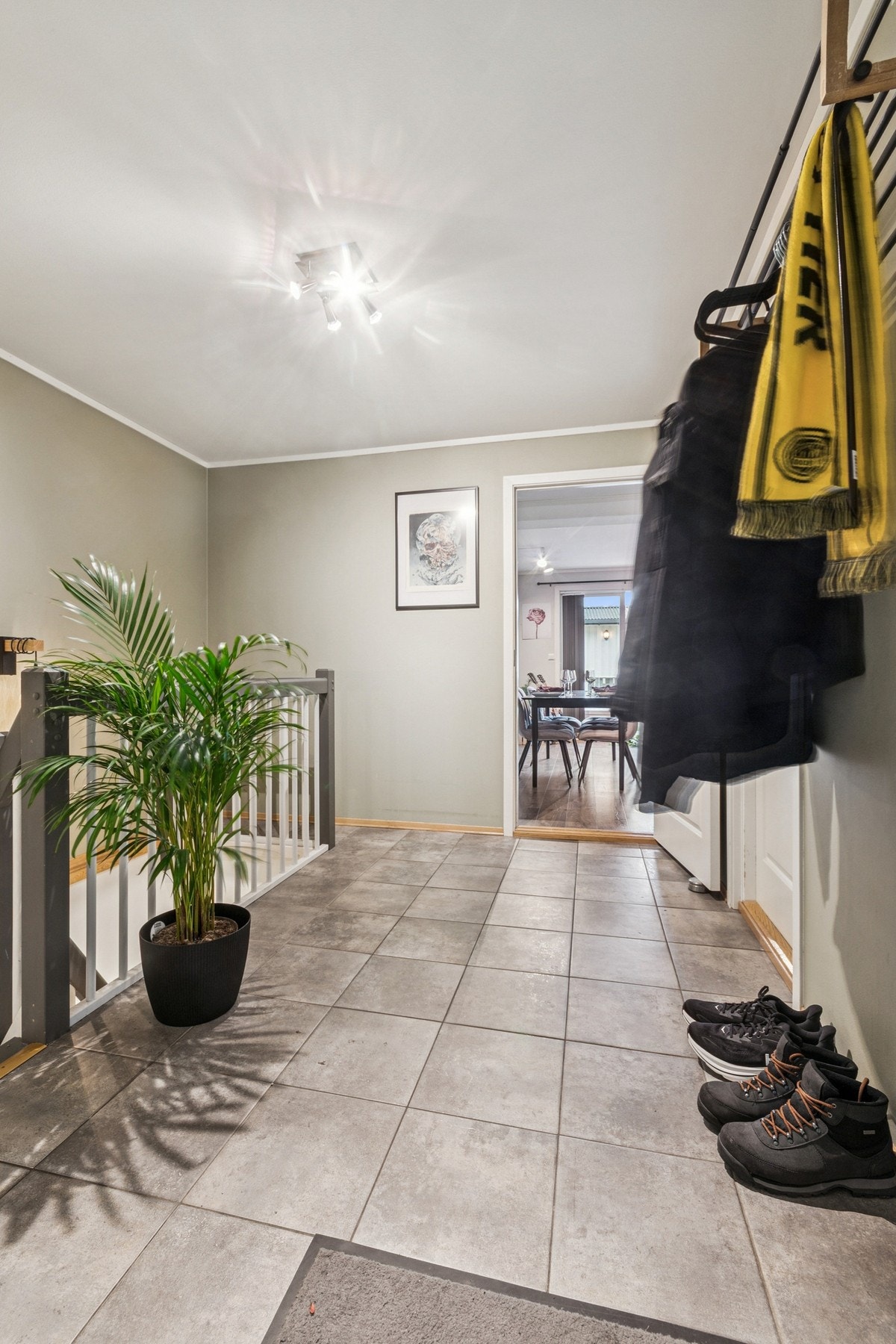 Stor entré med god plass til oppheng og oppbevaringsmøblement. Galleribilde