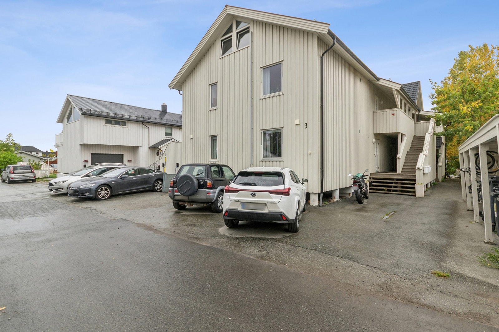 Parkering i front av boligen. Galleribilde