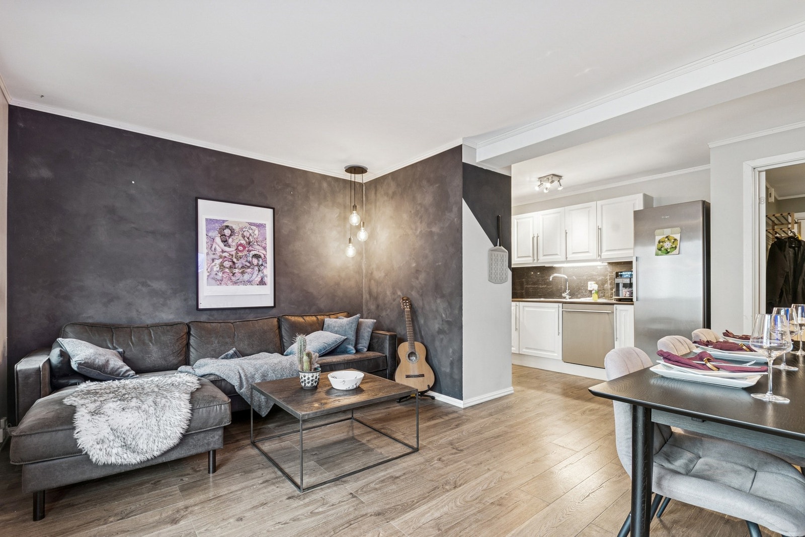 Her kan du bo i en romslig og innbydende 3-roms leilighet i populære Vestbyen. Galleribilde